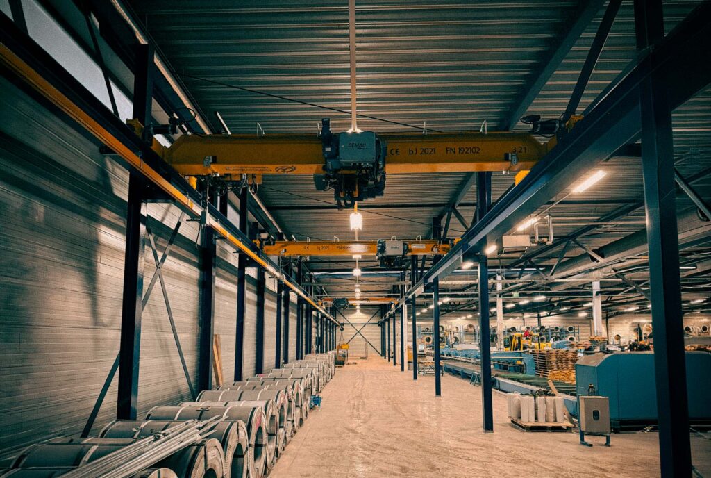 Kraanbaan met bovenloopkranen over de lengte van de productiehal van Finish Profiles, Purmerend