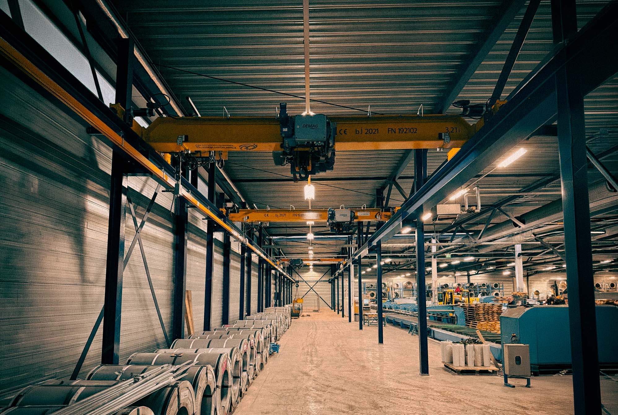 Kraanbaan met bovenloopkranen over de lengte van de productiehal van Finish Profiles, Purmerend