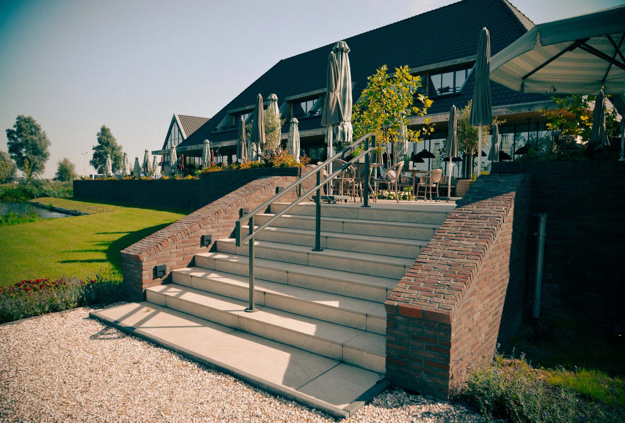 Brede trap met stalen leuningen naar het terras van Van der Valk Volendam