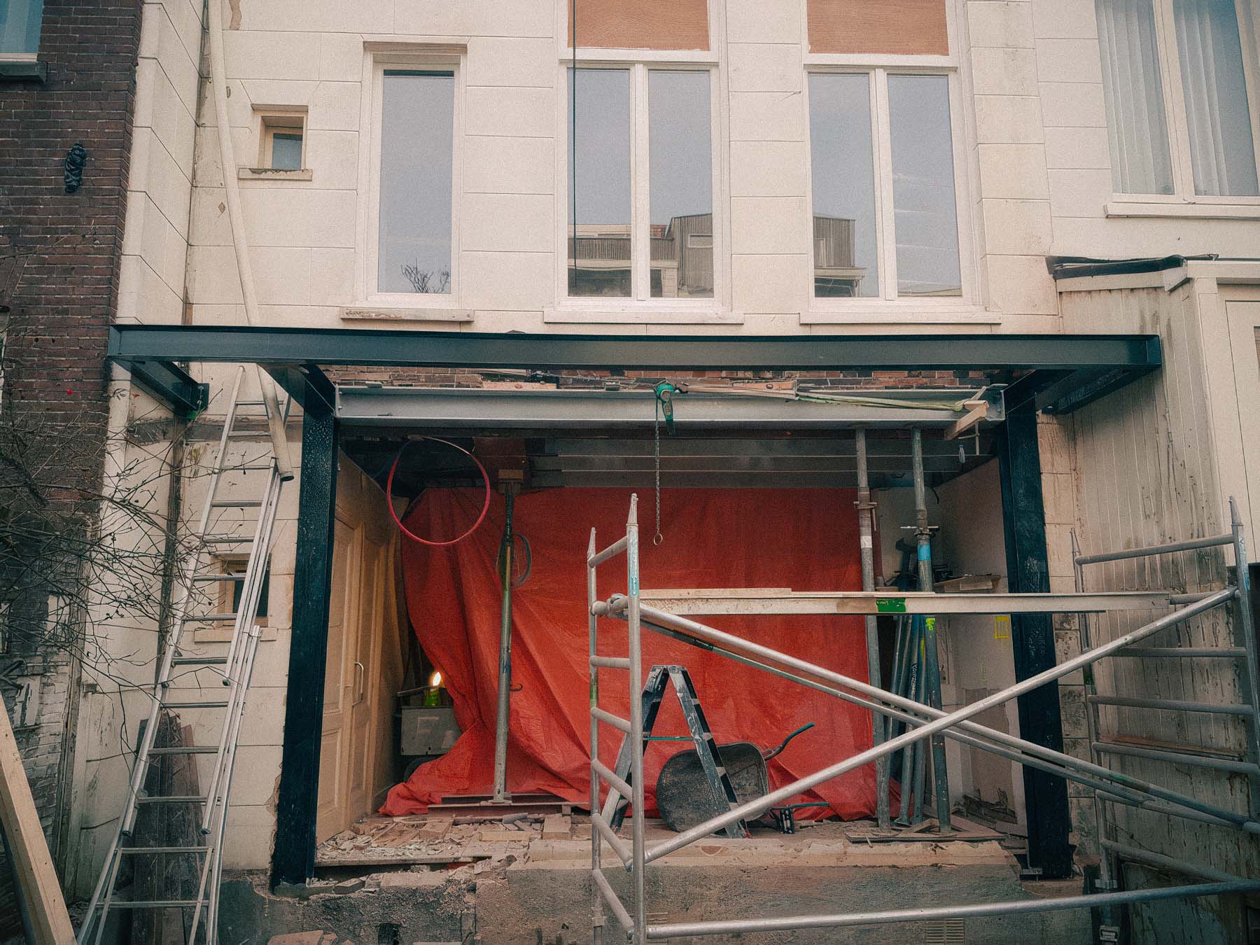 Stalen portaalconstructie in de opengebroken achtergevel, Tweede Oosterparkstraat Amsterdam