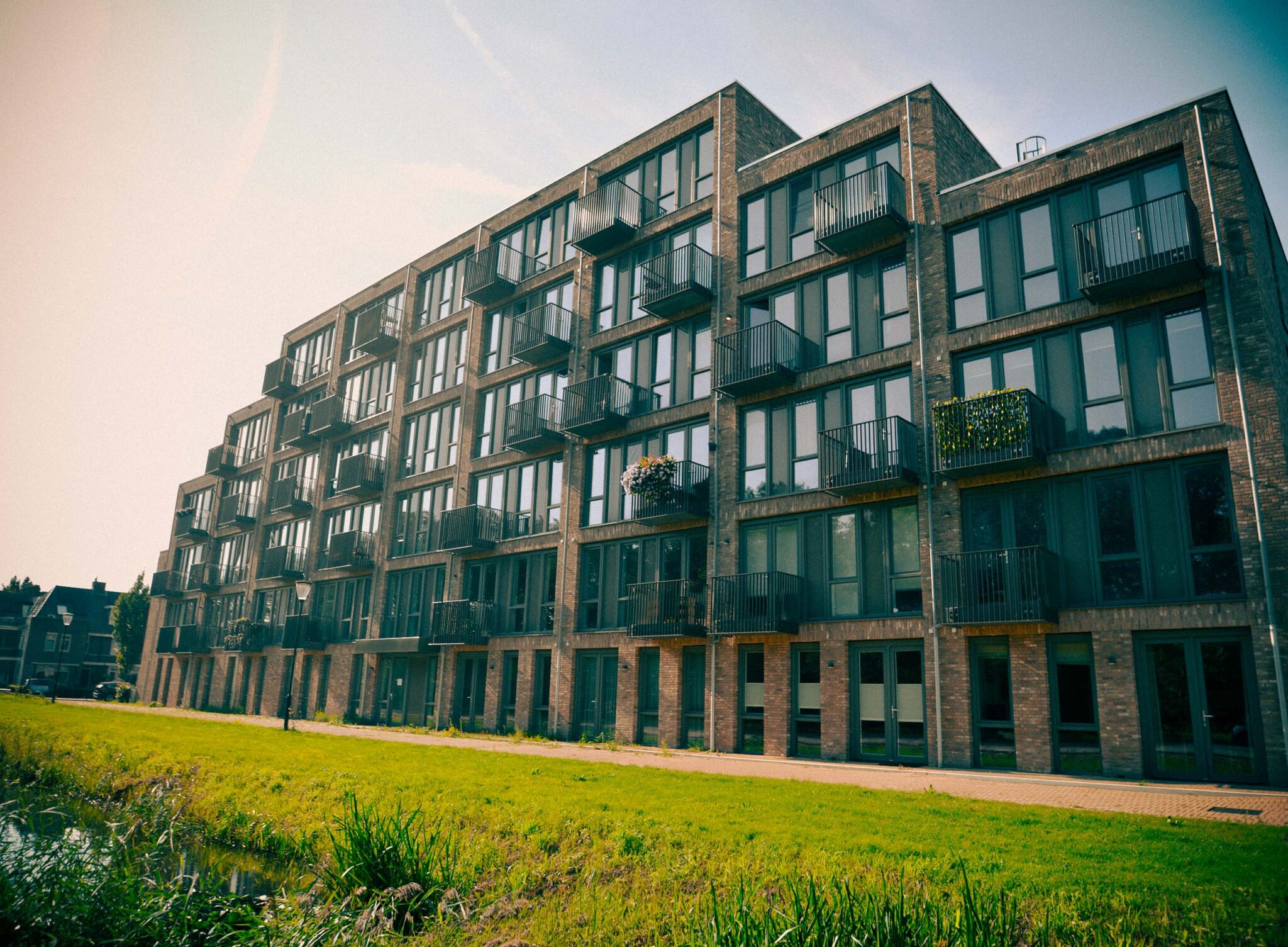 Wooncomplex Oude Seinpaal in Volendam met balkonhekwerken over vijf lagen